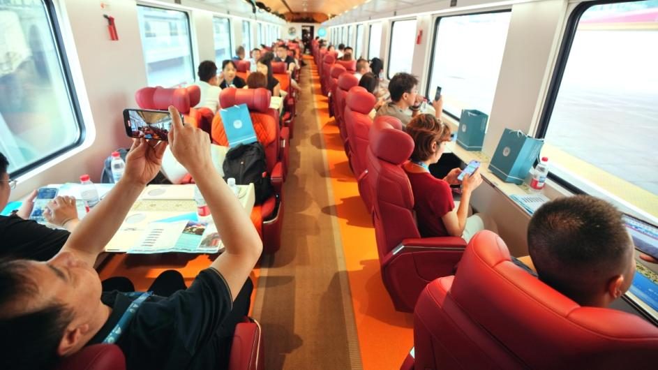 Starlight Yanzhao Express panoramic observation car